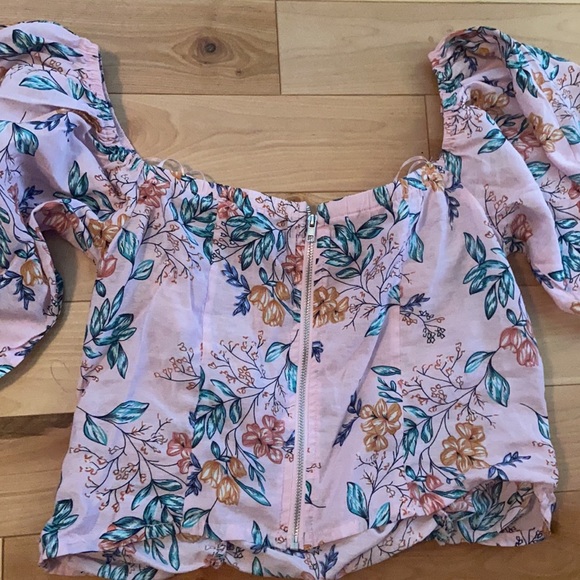 Milk & Honey pink floral ruched cropped blouse with zipper back - Picture 5 of 7